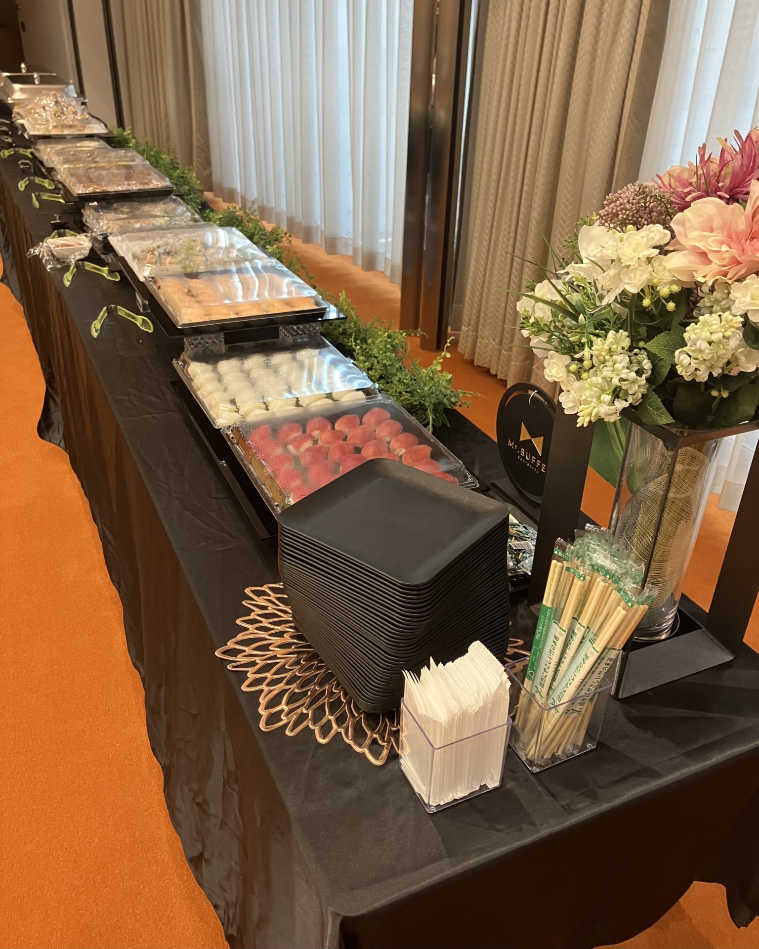 松山市の県民文化会館で懇親会料理を準備した会場全体の様子