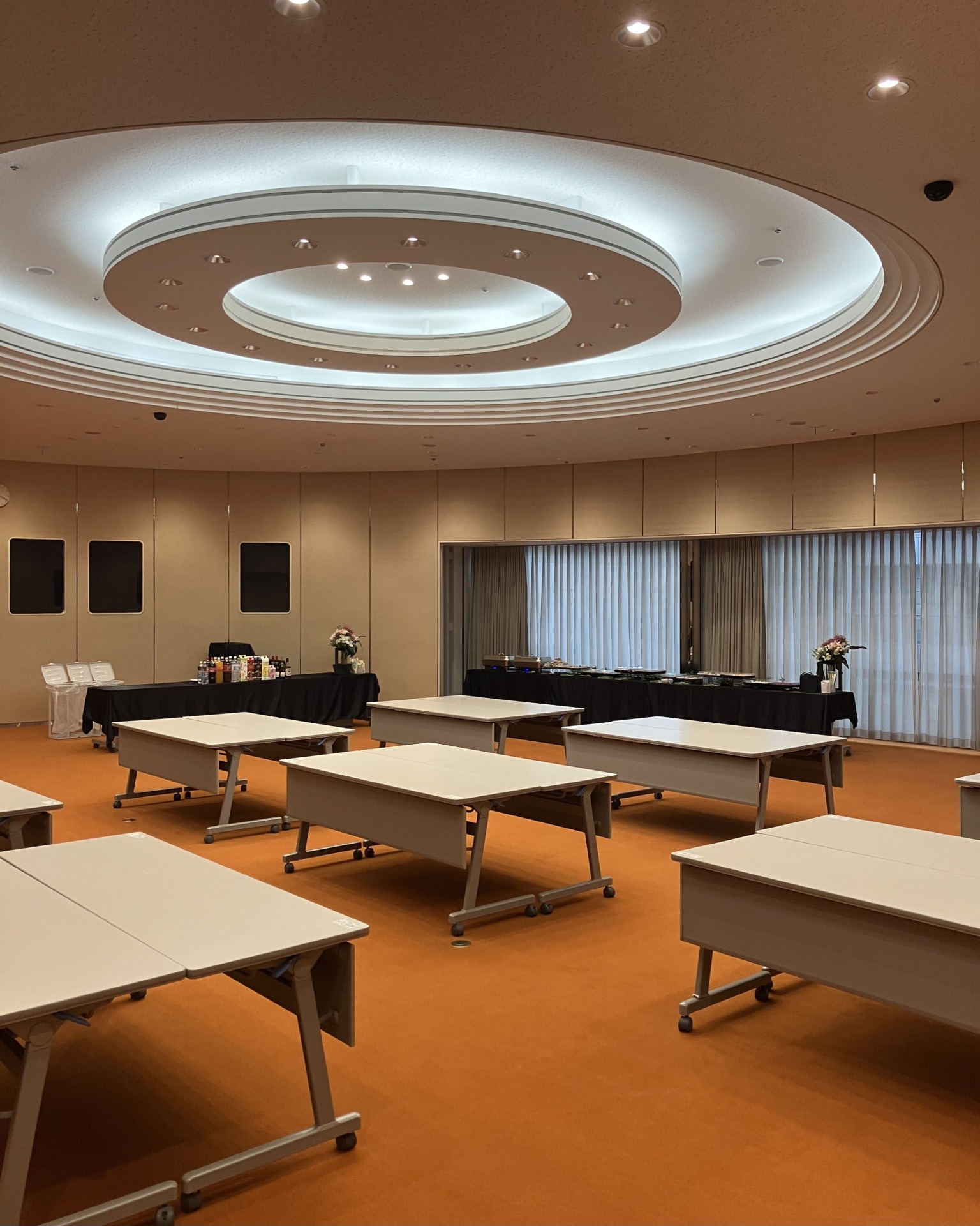 県民文化会館3階第8会議室で懇親会料理を設営した様子