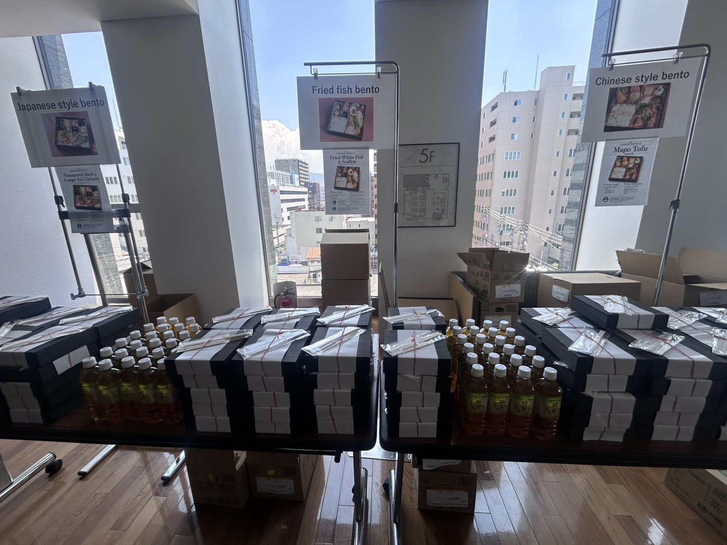 松前町の大口会議や研修向けに用意する弁当とペットボトル茶